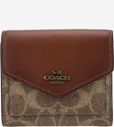 Коричневый кошелек с монограммой бренда Coach