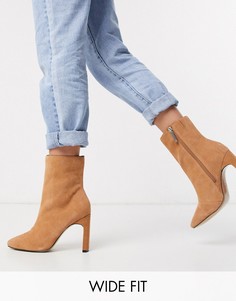 Светло-коричневые замшевые ботильоны на каблуке для широкой стопы River Island-Светло-коричневый