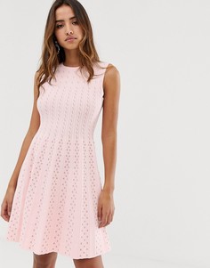 Вязаное короткое приталенное платье с расклешенной юбкой Ted Baker-Розовый