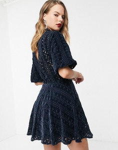 Бархатное короткое приталенное платье с вышивкой ришелье ASOS DESIGN-Темно-синий