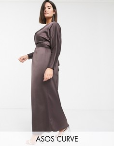 Атласное платье макси с запахом и рукавами \"летучая мышь\" ASOS DESIGN Curve-Коричневый
