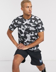 Футболка с геометрическим камуфляжным принтом Nike Training-Черный