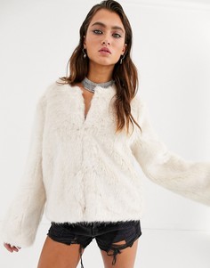 Короткая искусственная шуба светло-бежевого цвета без воротника Bershka-Бежевый