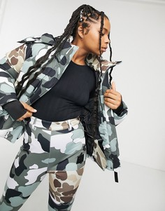Лыжная куртка с камуфляжным принтом и карманами ASOS 4505-Мульти