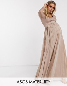 Плиссированное платье макси с вышивкой и сетчатыми вставками ASOS DESIGN Maternity-Золотой