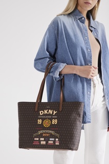 Коричневая сумка с логотипами Dkny
