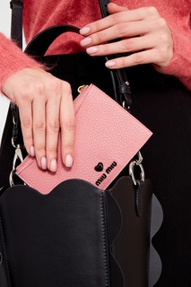 Розовый футляр для карт Miu Miu