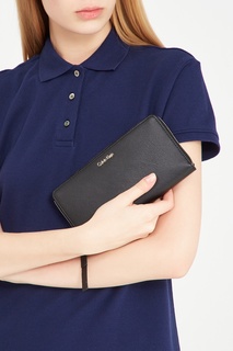 Черный кошелек с золотистым логотипом Calvin Klein
