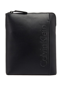 Черная сумка с рельефным логотипом Calvin Klein