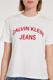 Белая футболка с красным логотипом Calvin Klein