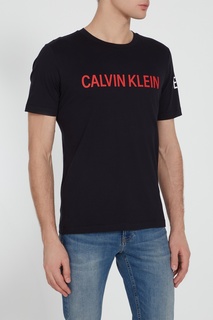 Черная футболка с красным логотипом Calvin Klein