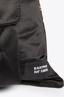 Черный рюкзак с накладными карманами Eastpak