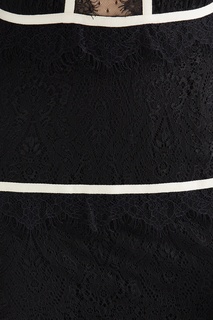 Черное платье с контрастными полосками Laroom