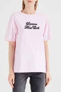 Розовая футболка с черной надписью Sandro