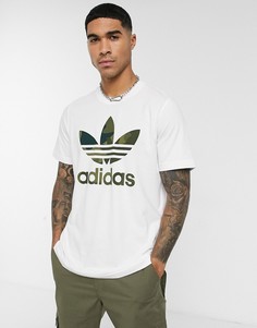 Белая футболка с камуфляжным логотипом adidas Originals-Белый