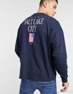 Темно-синий oversize-лонгслив с принтом в виде названия города и флага ASOS DESIGN