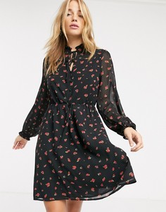 Платье мини с принтом роз и поясом New Look-Черный
