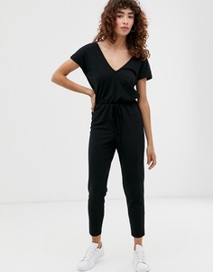 Комбинезон с V-образным вырезом и завязкой на талии ASOS DESIGN-Черный