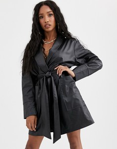 Черное платье мини из искусственной кожи с ремнем NA-KD-Черный