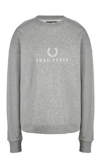 Свитшот с вышитым логотипом бренда Fred Perry