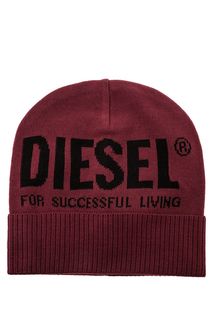 Бордовая шапка с логотипом бренда Diesel