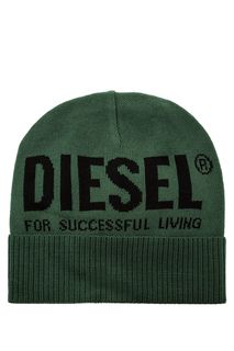 Зеленая шапка с логотипом бренда Diesel