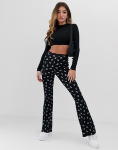 Расклешенные брюки с принтом ASOS DESIGN-Мульти