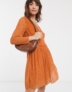 Плиссированное платье мини в горошек с V-образным вырезом French Connection-Оранжевый