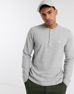 Серый лонгслив хенли с логотипом Abercrombie & Fitch