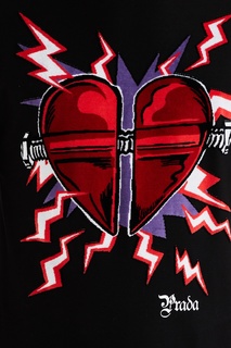 Черная футболка с сердцем и молниями Prada