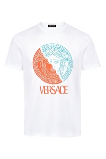 Белая футболка с логотипом бренда Versace