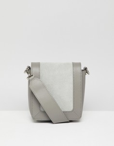 Кожаная сумка на плечо с замшевой вставкой ASOS DESIGN-Серый
