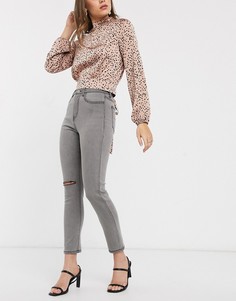Серые джинсы в винтажном стиле с рваными коленями In The Style x Meggan Grubb-Серый