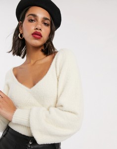 Пушистый джемпер с V-образным вырезом ASOS DESIGN-Кремовый
