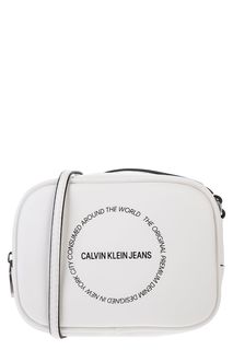 Маленькая сумка белого цвета с логотипом бренда Calvin Klein Jeans