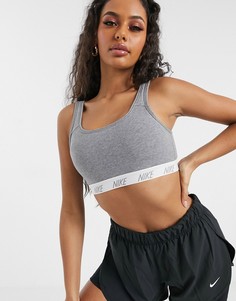 Серый мягкий бюстгальтер с фирменной лентой Nike Training