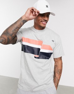 Серая футболка с принтом adidas Originals-Серый