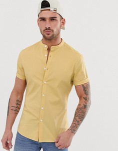 Эластичная приталенная рубашка горчичного цвета с воротником-стойкой ASOS DESIGN-Желтый