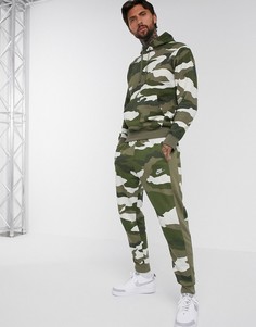 Джоггеры с камуфляжным принтом и манжетами Nike Club Essentials-Зеленый