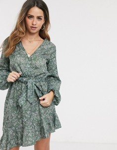 Эксклюзивное зеленое короткое приталенное платье с цветочным принтом In The Style-Зеленый