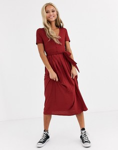 Красное плиссированное платье миди с ремнем ASOS DESIGN-Красный