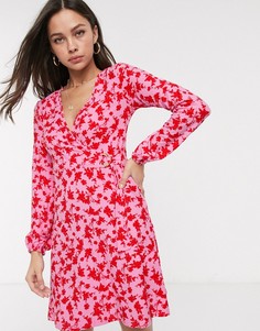 Мягкое платье с запахом и цветочным принтом QED London-Розовый