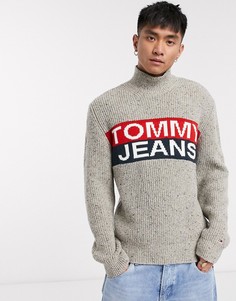 Кремовый вязаный джемпер с высоким воротником и логотипом Tommy Jeans