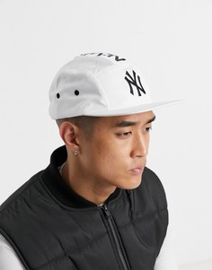 Белая кепка с регулируемым ремешком New Era-Белый