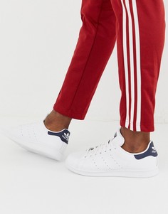 Белые кроссовки с темно-синей вставкой на заднике adidas Originals Stan Smith-Белый