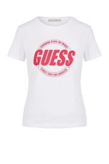 Белая футболка с логотипом бренда Guess