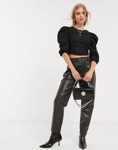Черный поплиновый кроп-топ со сборками Bershka