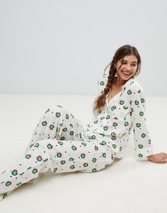 Классический пижамный комплект с брюками и рубашкой с принтом в новогоднем стиле ASOS DESIGN-Белый