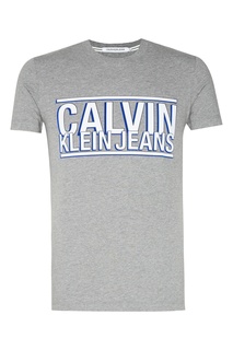 Серая футболка с крупным логотипом Calvin Klein