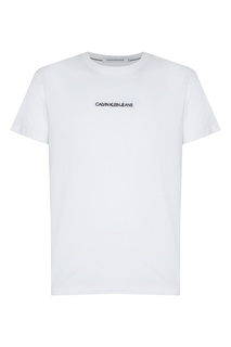 Белая футболка с черным логотипом Calvin Klein